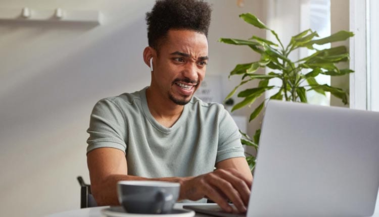 Faça uma desfragmentação no disco rígido